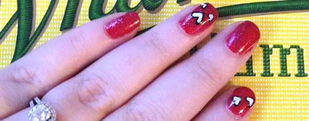 Nail Art: Valentine’s Glitter Design