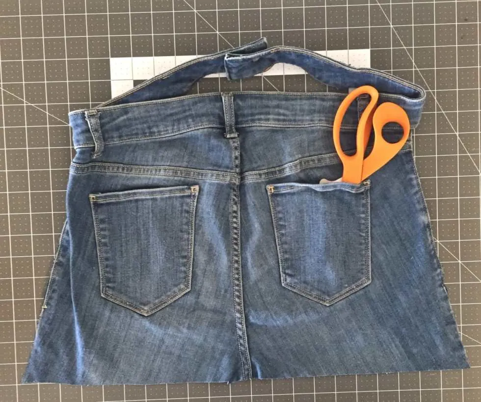 5 Minute No Sew Apron From Jeans, Tutorial by