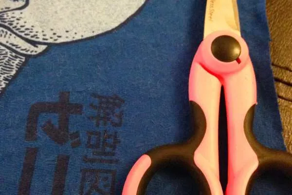 How To Turn Your T-Shirt In To A Pillow Tutorial