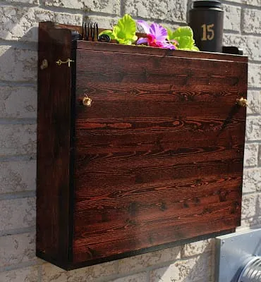 DIY Backyard Bar from Turtles & Tails